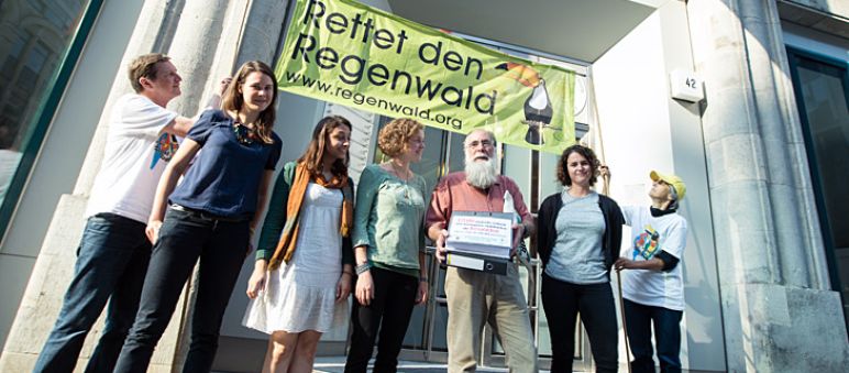 Carlos Zorilla and German environmentalists call on Chile to protect Ecuador’s cloud forests at the Chilean embassy in Berlin (photo: Christine Denck) Rainforest Rescue and Intag e.V. activists protesting at the Chilean embassy in Berlin. Carlos Zorilla of DECOIN, an Ecuadorian NGO, is holding the binders with the documents and signatures.