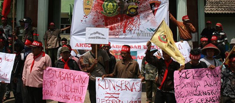Protest against palm oil companies on Sumatra Protesters walk with banners against oil companies