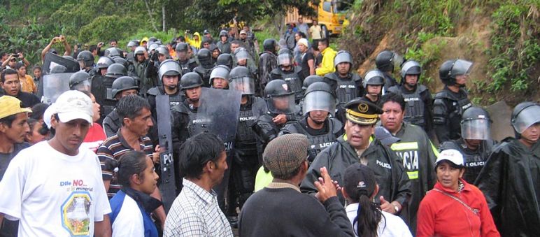 The confrontation Riot police and Intag residents in the street