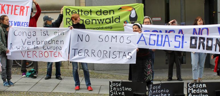 Protests in front of the Peruvian Embassy in Berlin (Foto: Minka Perú) Protesters holding banners in front of the peruvian Embassy
