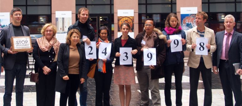 Almost 250,000 people signed our petition against agrofuels. Here the environmental activists hand over the signatures to members of the European Parliament. Environmental activists hand over the signatures to members of the European Parliament