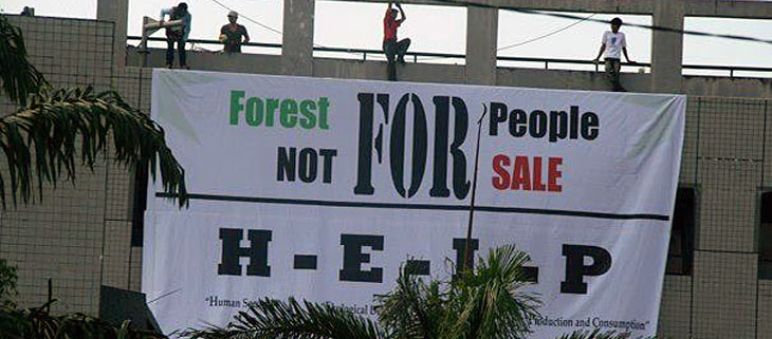 SOB protest at "Peoples’ Climate Movement" GCF at the end of September in Palangkaraya Protesters hanging up a banner: forest for people, not for sale