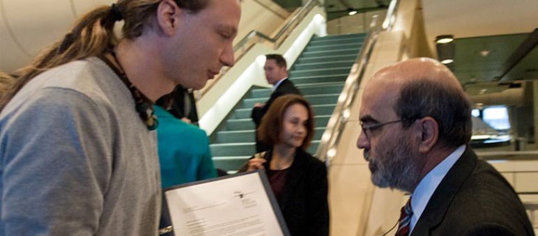 Handover to FAO director-general José Graziano da Silva Handover of signatures to FAO director-general José Graziano da Silva