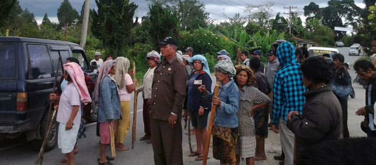 Relatives are requesting the release of the arrested farmers Protesters in Indonesia