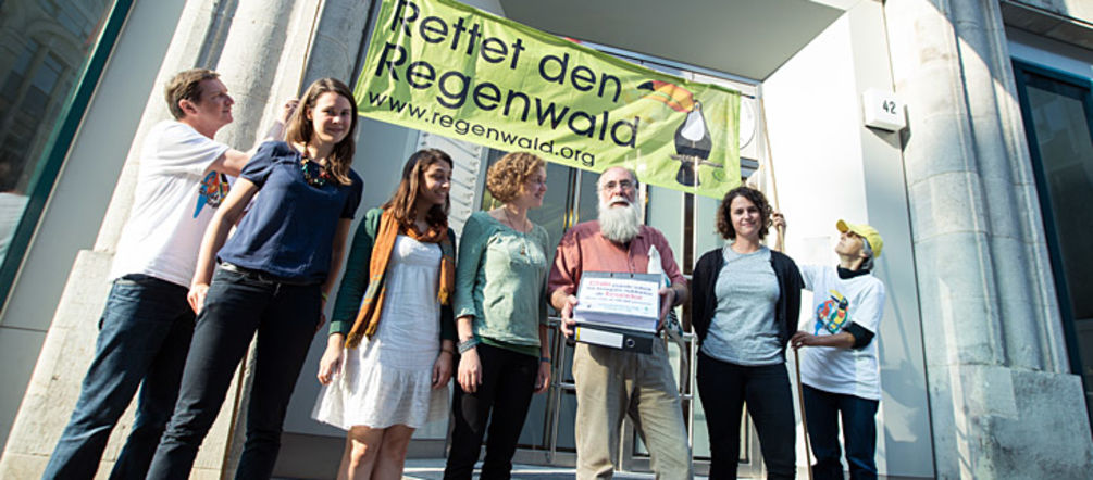 Carlos Zorilla and German environmentalists call on Chile to protect Ecuador’s cloud forests at the Chilean embassy in Berlin (photo: Christine Denck) Rainforest Rescue and Intag e.V. activists protesting at the Chilean embassy in Berlin. Carlos Zorilla of DECOIN, an Ecuadorian NGO, is holding the binders with the documents and signatures.