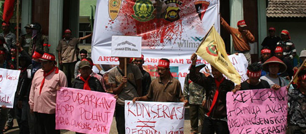 Protest against palm oil companies on Sumatra Protesters walk with banners against oil companies