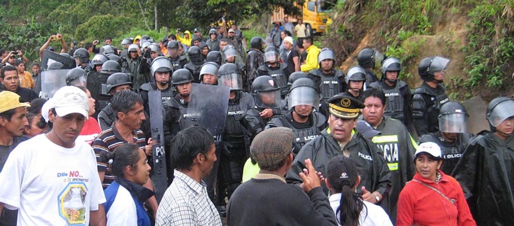 The confrontation Riot police and Intag residents in the street