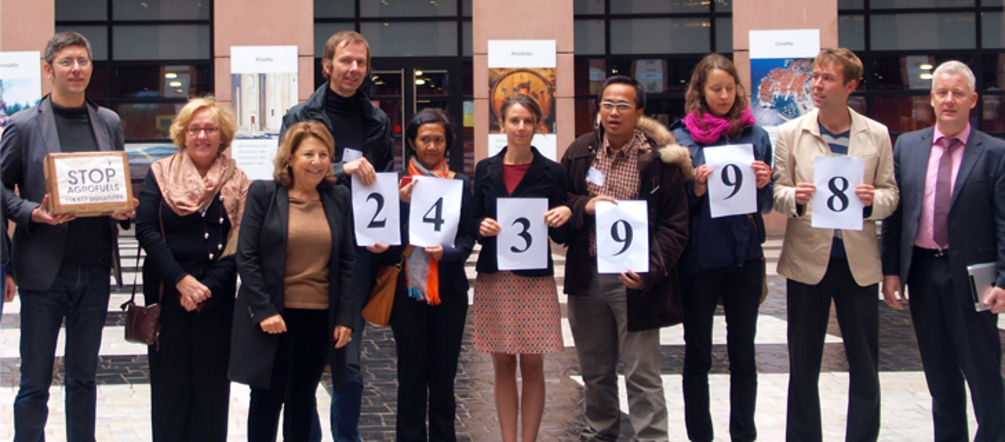Almost 250,000 people signed our petition against agrofuels. Here the environmental activists hand over the signatures to members of the European Parliament. Environmental activists hand over the signatures to members of the European Parliament