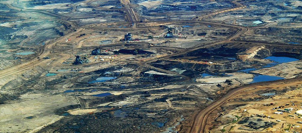 The apocalypse, Canadian style: the extraction of oil from tar sand is destroying huge swathes of land (photo: Flickr/Dru Oja Jay - CC BY 2.0) A tar sand strip mine in Alberta, Canada