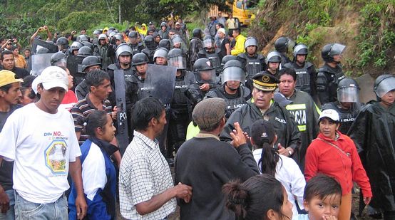 Riot police and Intag residents in the street