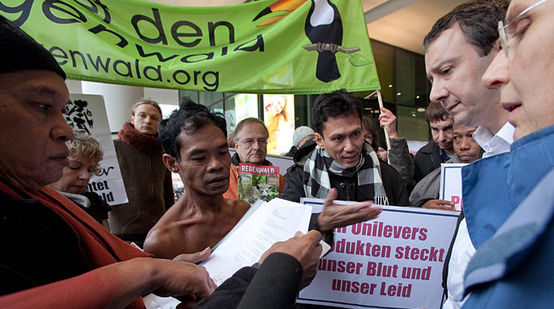 Protesters with a banner from Rainforest Rescue in front of Unilever