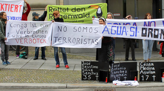 Protesters holding banners in front of the peruvian Embassy