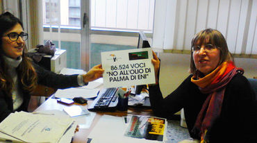 Activist Gianna del Fabbro hands over the petition against palm-oil biodiesel to Italian Ministry of the Environment staffer Francesca Santolini