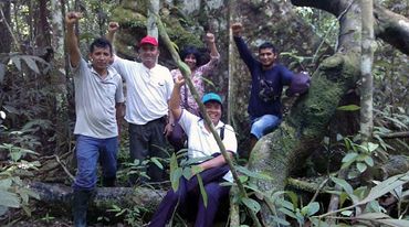 Activists of Frente patriótico in the forest