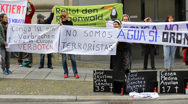 Protesters holding banners in front of the peruvian Embassy