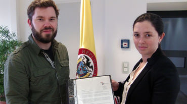 David Vollrath from Rainforest Rescue hands over the signatures to the diplomatic secretary