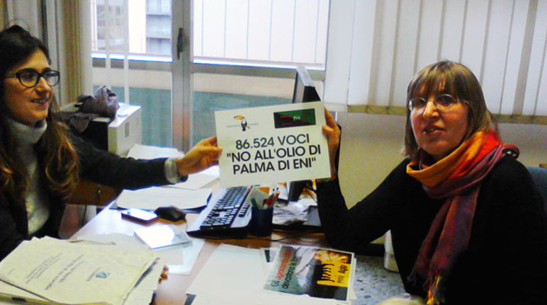 Activist Gianna del Fabbro hands over the petition against palm-oil biodiesel to Italian Ministry of the Environment staffer Francesca Santolini