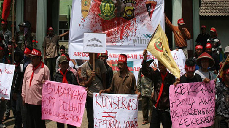 Protest against palm oil companies on Sumatra Protesters walk with banners against oil companies