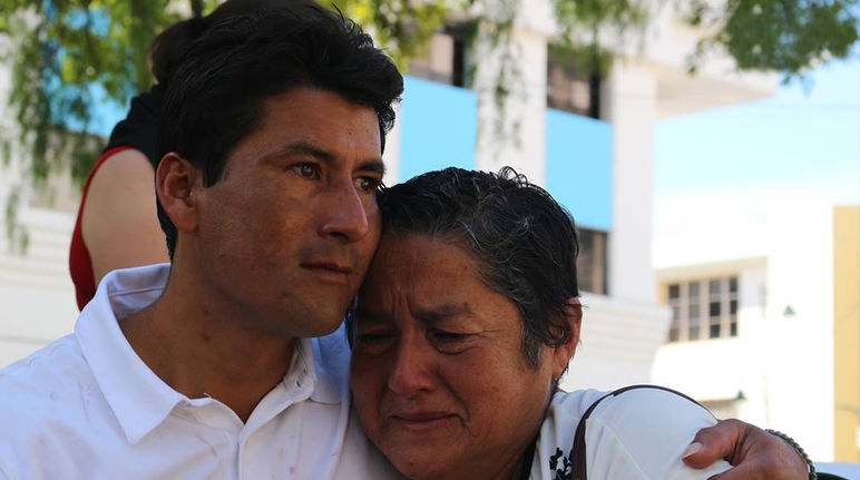 Javier Ramírez hugging his mother