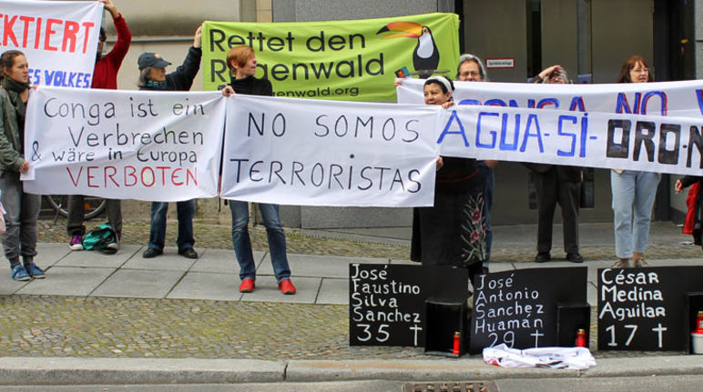 Protests in front of the Peruvian Embassy in Berlin (Foto: Minka Perú) Protesters holding banners in front of the peruvian Embassy