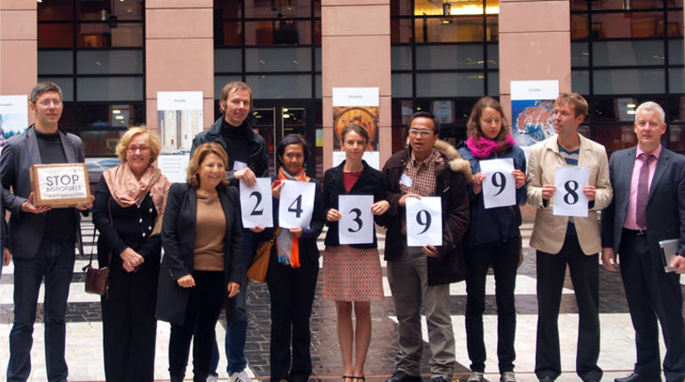 Almost 250,000 people signed our petition against agrofuels. Here the environmental activists hand over the signatures to members of the European Parliament. Environmental activists hand over the signatures to members of the European Parliament