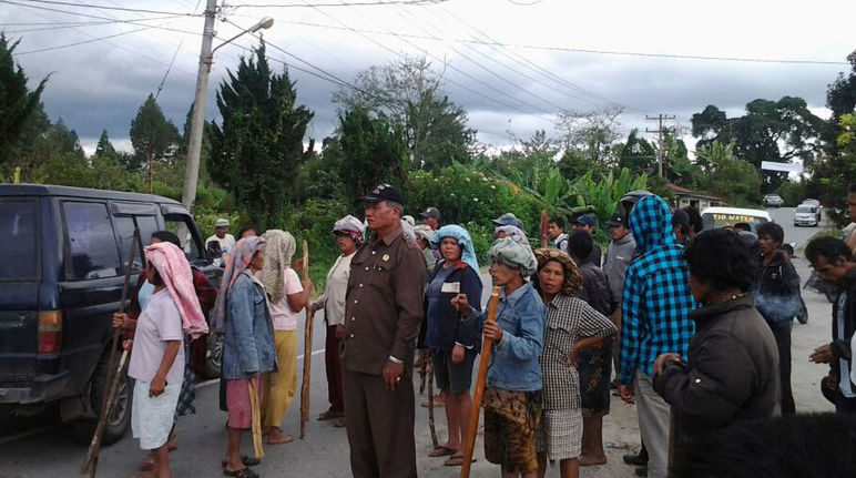 Relatives are requesting the release of the arrested farmers Protesters in Indonesia