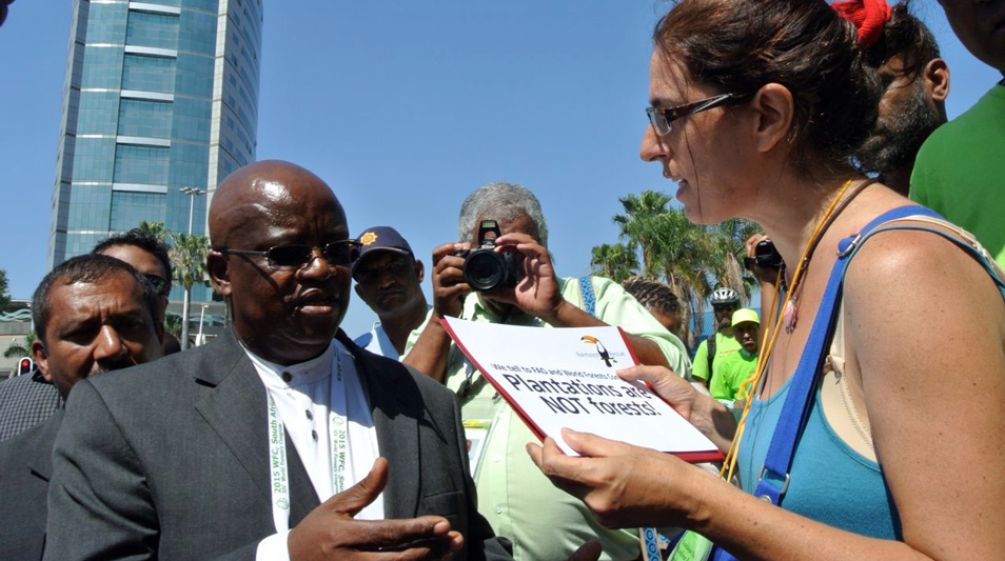 Rainforest Rescue campaigner Guadalupe Rodríguez handing the petition to Motsamai Nkosi, Program Manager of the WFC Guadalupe Rodríguez handing a petition to Motsamai Nkosi of the WFC