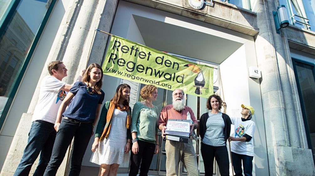 Rainforest Rescue and Intag e.V. activists protesting at the Chilean embassy in Berlin. Carlos Zorilla of DECOIN, an Ecuadorian NGO, is holding the binders with the documents and signatures.