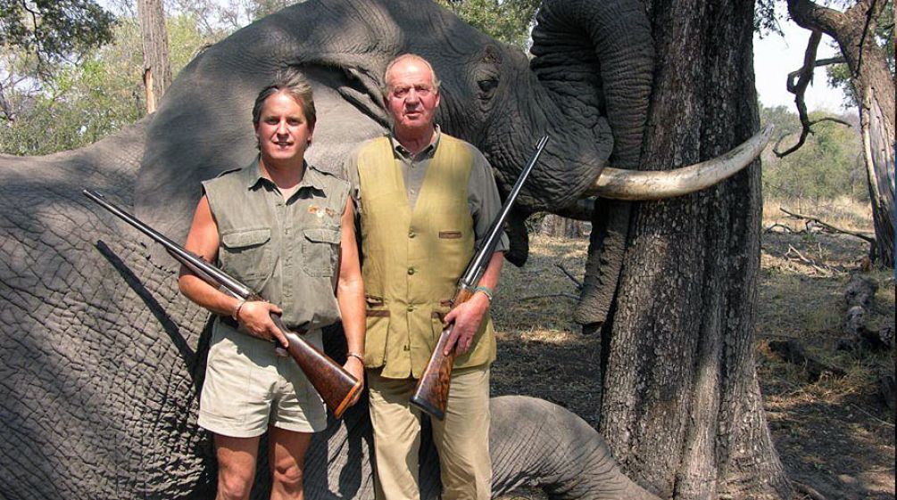 This image will soon be history in Botswana: Spain’s head of state Juan Carlos and his prey Spain’s head of state Juan Carlos in front of his prey, a shot elephant