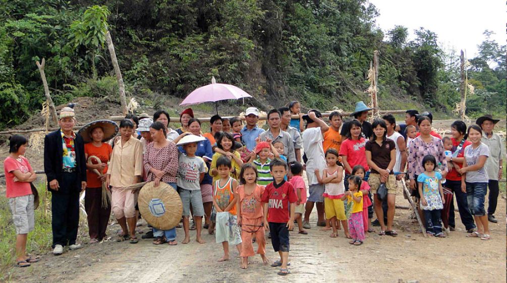 Indigenous Penan people blocking access for logging company Interhill