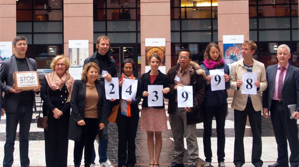 Almost 250,000 people signed our petition against agrofuels. Here the environmental activists hand over the signatures to members of the European Parliament. Environmental activists hand over the signatures to members of the European Parliament